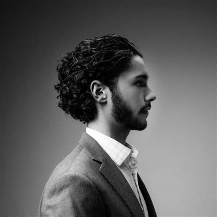 Elliot Ashton is the founder of Posting Agent. celebsfortune.com